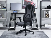 Fotel biurowy SOLID CZARNO-GRAFITOWY dla gracza - w aranżacji z biurkiem REDA i regałami OTTO