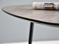 Stolik kawowy o oryginalnym kształcie - ROSIN XL beton-czerń - zbliżenie